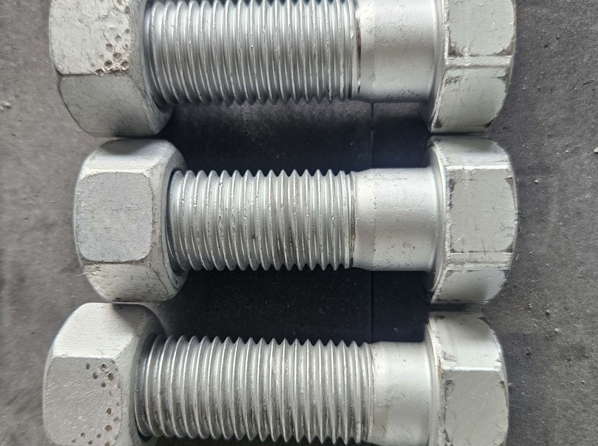 使用700 N·m气动工具拧紧两次后的Geomet M24螺栓与螺母