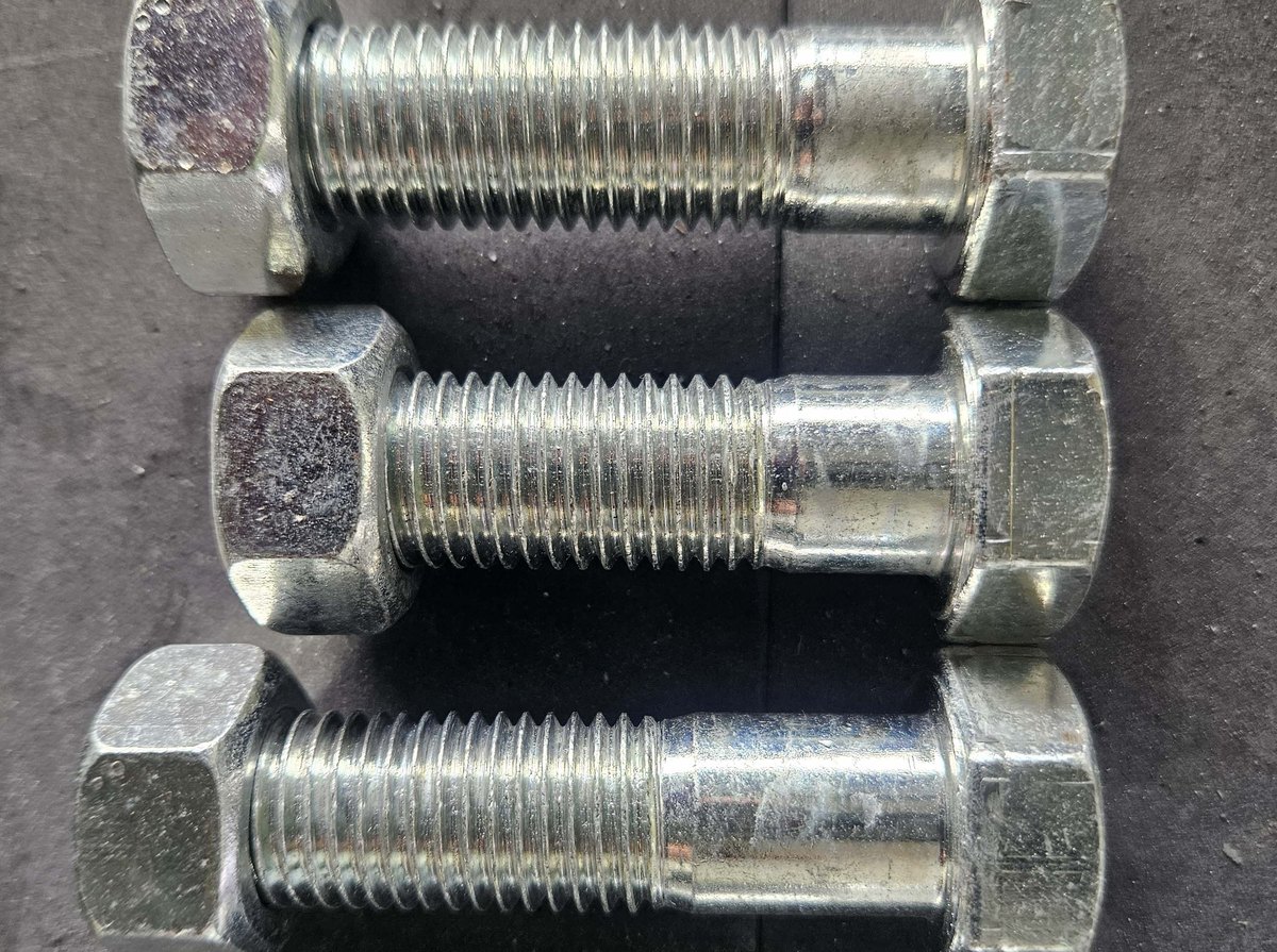 使用700 N·m气动工具拧紧两次后的Innozinc M24螺栓与螺母